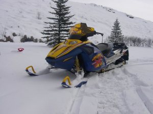 Summit 1000 er óneitanlega vígalegur sleði og einn sá verklegasti á  markaðinum. 