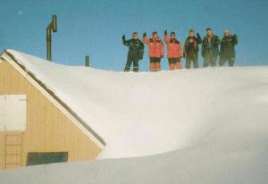 Stoltur hópur stillir sér upp til myndatöku á mæni Sigurðarskála. Fv.: Sævar, Benedikt, Elín, Hreiðar, Halldór og Úlfar. Guðmundur Hjálmarsson tók myndina.
