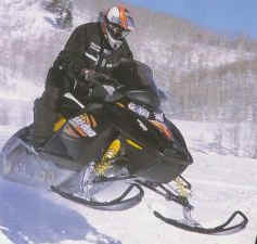 Nýr MX Z REV árg. 2003 á flugi.