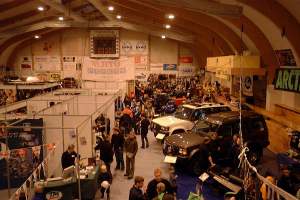 Ef þið smellið á myndina til að fá hana stærri má m.a. greina Sólvangsbræður og Guðna Hermanns neðarlega til hægri. Hvað skyldu þeir hafa verið að gera í Arctic Cat básnum?