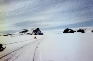 Ekið upp á Vatnajökul áleiðs frá Sigurðarskála í Kverkfjöllum, upp sjálfa Kverkina. Þessi leið hefur verið algerlega ófær undanfarin ár.