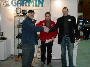 Á myndinni handsala þeir samninginn Grétar G. Ingvarsson formaður Eyjafjarðardeildar 4x4; Smári Sigurðsson frá svæðisstjórn björgunarsveita og Björn V. Magnússon, formaður EY-LÍV.